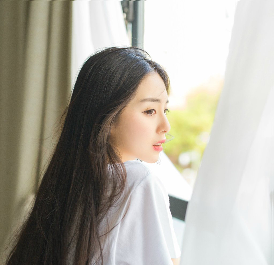 半晌之后，吕蒙红着眼眶出来，看着一片混乱的大营，厉声喝道：“都给我起来，看看你们现在，像什么样子！？”